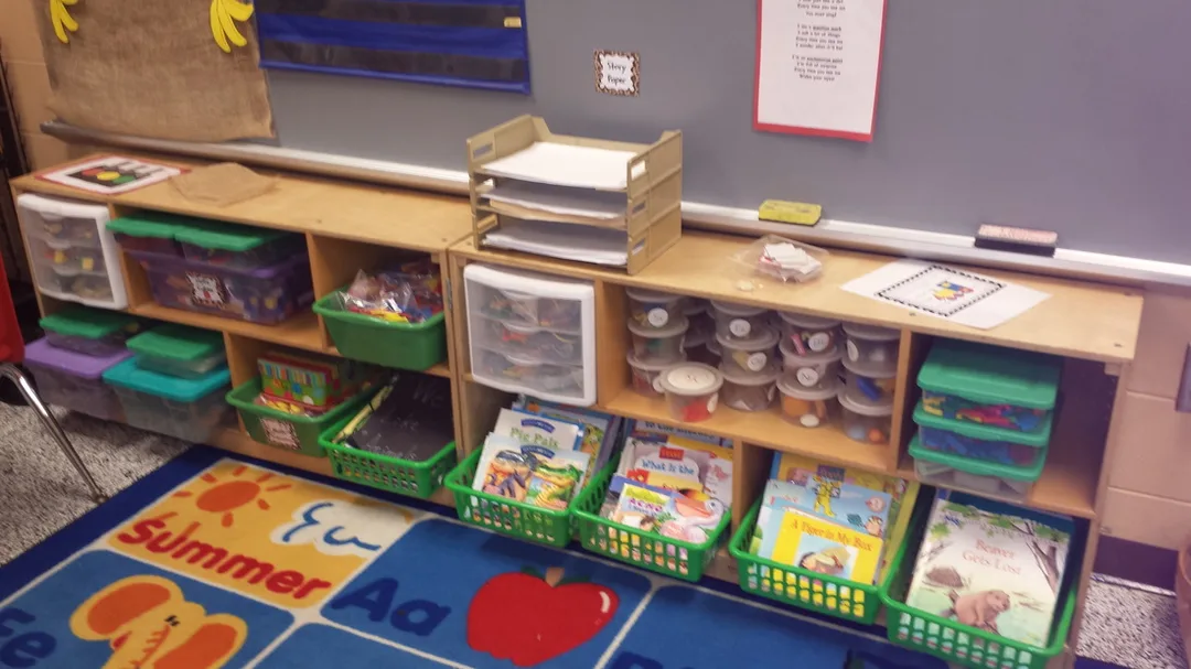 classroom bookshelf after organzing